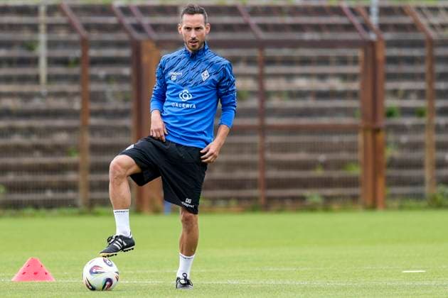 Dominik Glawogger (Trainer, Cheftrainer, SVWM), am Ball, Freisteller, Ganzkörper, Einzelbild, Einzelfoto, Aktion, Action, 23.06.2025, Mannheim (Deutschland), Fussball, 3. Liga, Trainingsstart SV Waldhof Mannheim, DFB DFL REGULATIONS PROHIBIT ANY USE OF PHOTOGRAPHS AS IMAGE SEQUENCES AND OR QUASI-VIDEO.