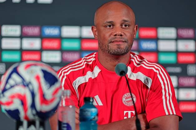 FuÃŸball, FIFA-Klub-WM, Bayern MÃ¼nchen Pressekonferenz 23rd June 2025: Charlotte, NC, USA: Bayern Munich coach Vincent Kompany speaks during the press conference, PK, Pressekonferenz at Bank of America Stadium in Charlotte before they face SL Benfica in the 3rd round of group C for the FIFA Club World Cup  ActionPlus12804911 HeulerxAndrey