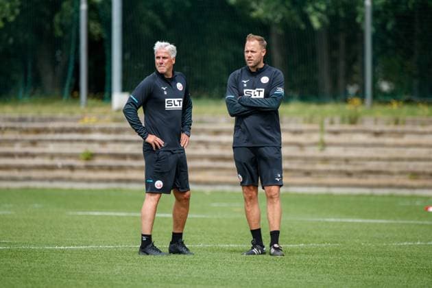 links Co-Trainer Dirk Flock (Rostock) mit Trainer Daniel Brinkmann (Rostock) ; GER, FC Hansa Rostock, Fußball, Männer, 3. Liga, Traningsstart, Spielzeit 2025 2026, 23.06.2025 Rostock Nebenplatz Ostseestadion Mecklenburg - Vorpommern Deutschland
