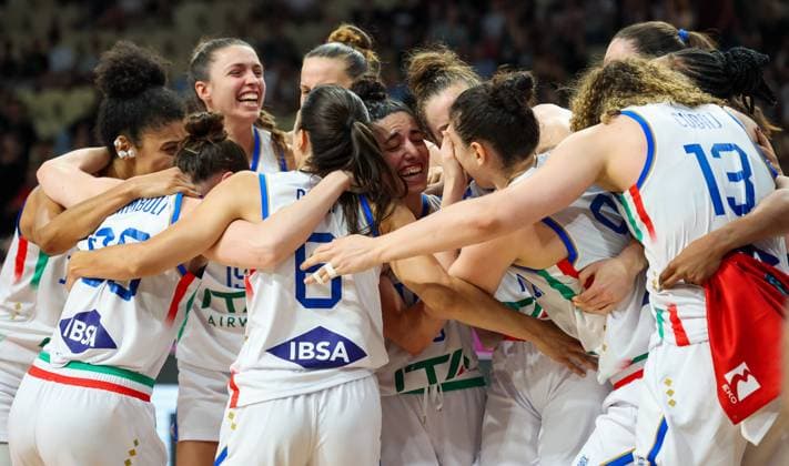 Italy s players celebrate after winning a basketball match between Italy and Turkey, in the quarterfinals of the FIBA Women s EuroBasket tournament, Tuesday 24 June 2025 in Piraeus, Greece. VIRGINIExLEFOUR  x127735543x