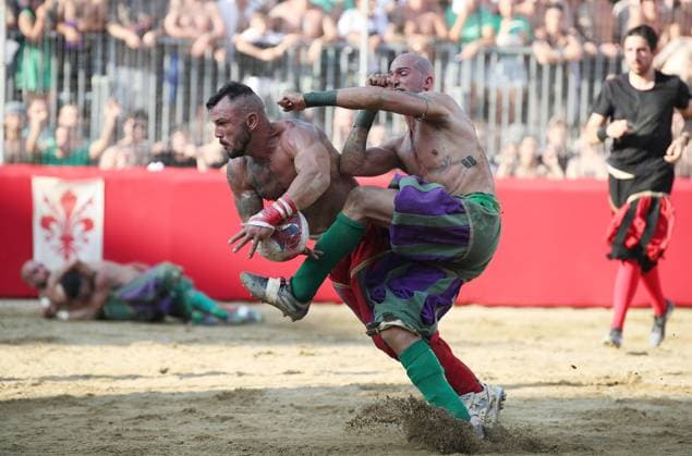 Bilder des Jahres 2025, Sport 06 Juni Sport Themen der Woche KW26 Sport Bilder des Tages June 24, 2025, Florence, Italy: Members of team Rossi (Reds) of Santa Maria Novella challenge the Verdi (Green) of San Giovanni during a historic Calcio Storico Fiorentino medieval football game, in Florence, Italy, 24 June 2024..ANSA CLAUDIO GIOVANNINI ITALY TRADITION CALCIO STORICO  - ZUMAa110 20250624_zaf_a110_010 Copyright: xClaudioxGiovanninix