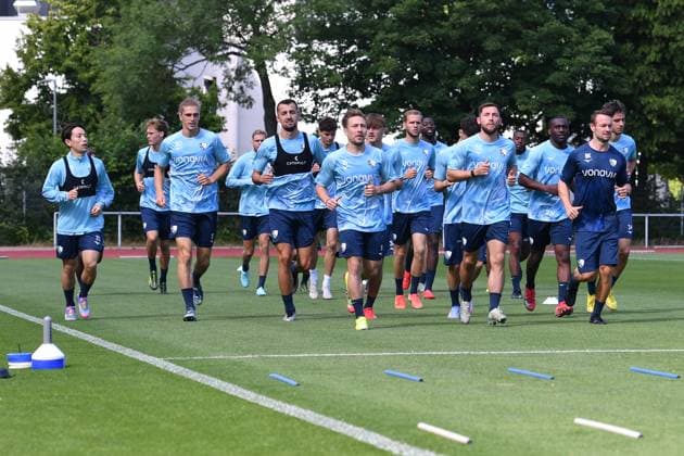 Fußball 2. Bundesliga Trainingsauftakt VfL Bochum am 25.06.2025 auf dem Leichtathletikplatz am Vonovia Ruhrstadion in Bochum Bochumer Spieler beim Warmlaufen