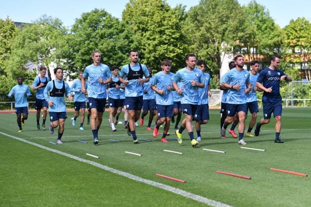 Fußball 2. Bundesliga Trainingsauftakt VfL Bochum am 25.06.2025 auf dem Leichtathletikplatz am Vonovia Ruhrstadion in Bochum Bochumer Spieler beim Warmlaufen