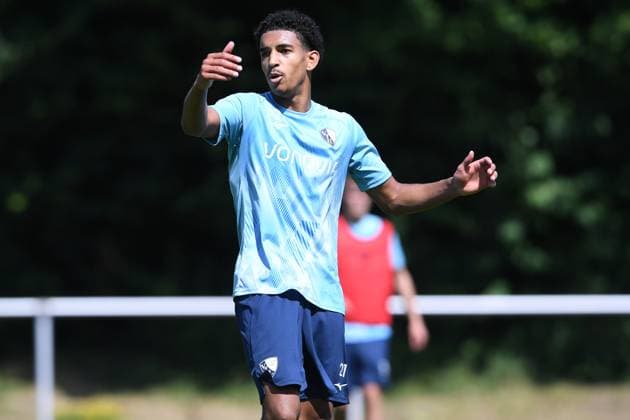 Fußball 2. Bundesliga Trainingsauftakt VfL Bochum am 25.06.2025 auf dem Leichtathletikplatz am Vonovia Ruhrstadion in Bochum Francis Onyeka ( Bochum )