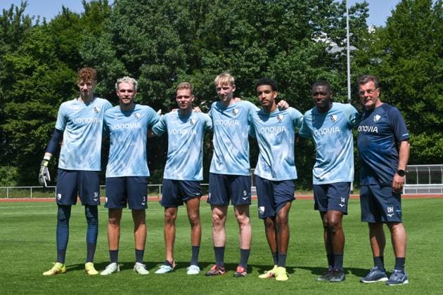 Trainer Dieter Hecking (VfL Bochum), re., mit den Neuzugängen, v.li., Torwart Hugo Rölleke (VfL Bochum), Philipp Strompf (VfL Bochum), Leandro Morgalla (VfL Bochum), Colin Kleine-Bekel (VfL Bochum), Francis Onyeka (VfL Bochum), Mathis Clairicia (VfL Bochum) 25.06.2025, Fussball 2. Bundesliga, Saison 2025 2026, Trainingsauftakt VfL Bochum Bochum Nordrhein Westfalen Deutschland