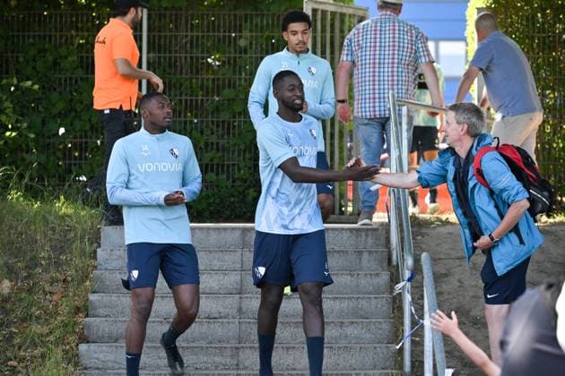 Mathis Clairicia (VfL Bochum), Ibrahima Sissoko (VfL Bochum), v.li., obenj Francis Onyeka (VfL Bochum) begrüssen die Fans 25.06.2025, Fussball 2. Bundesliga, Saison 2025 2026, Trainingsauftakt VfL Bochum Bochum Nordrhein Westfalen Deutschland