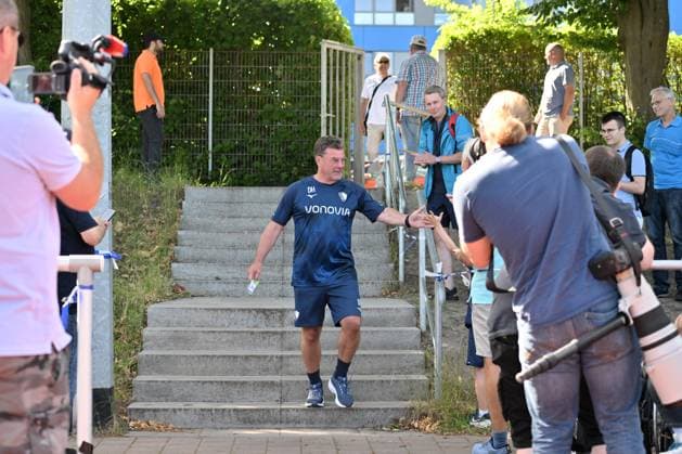Trainer Dieter Hecking (VfL Bochum) begrüsst die Fans 25.06.2025, Fussball 2. Bundesliga, Saison 2025 2026, Trainingsauftakt VfL Bochum Bochum Nordrhein Westfalen Deutschland