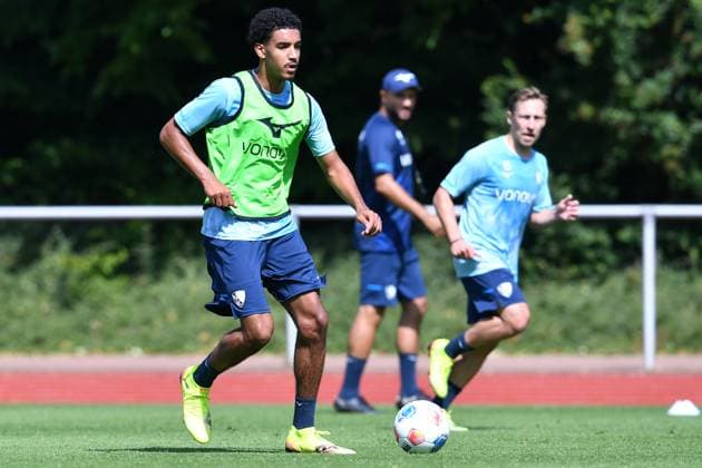 Fußball 2. Bundesliga Trainingsauftakt VfL Bochum am 25.06.2025 auf dem Leichtathletikplatz am Vonovia Ruhrstadion in Bochum Francis Onyeka ( Bochum )