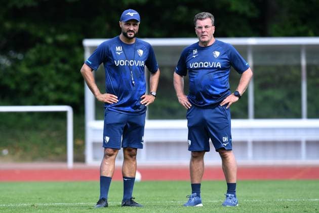 Fußball 2. Bundesliga Trainingsauftakt VfL Bochum am 25.06.2025 auf dem Leichtathletikplatz am Vonovia Ruhrstadion in Bochum Murat Ural ( Co-Trainer Bochum ), links - Dieter Hecking ( Trainer Cheftrainer Bochum ), rechts