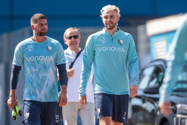 25.06.2025, Trainingsauftakt VfL Bochum 1848, v. l. Torwart Niclas Thiede (VfL Bochum 1848), Philipp Strompf (VfL Bochum 1848) kommen zum Training, Bochum Trainingsgelände VfL Bochum 1848 NRW Deutschland xRHR-FOTO DEx