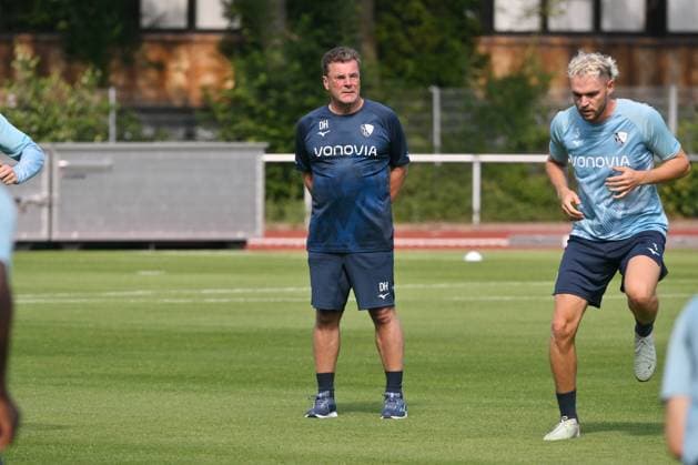 Trainer Dieter Hecking (VfL Bochum), rechts Philipp Strompf (VfL Bochum) 25.06.2025, Fussball 2. Bundesliga, Saison 2025 2026, Trainingsauftakt VfL Bochum Bochum Nordrhein Westfalen Deutschland