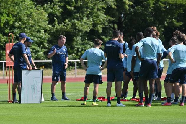 Trainer Dieter Hecking (VfL Bochum), 3. v.li., mit seinen Spielern an der Taktiktafel 25.06.2025, Fussball 2. Bundesliga, Saison 2025 2026, Trainingsauftakt VfL Bochum Bochum Nordrhein Westfalen Deutschland