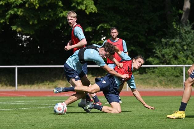 Noah Loosli (VfL Bochum), Moritz Broschinski (VfL Bochum), v.re. 25.06.2025, Fussball 2. Bundesliga, Saison 2025 2026, Trainingsauftakt VfL Bochum Bochum Nordrhein Westfalen Deutschland