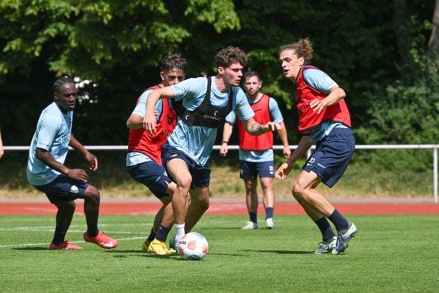 Noah Loosli (VfL Bochum), Moritz Broschinski (VfL Bochum), v.re. 25.06.2025, Fussball 2. Bundesliga, Saison 2025 2026, Trainingsauftakt VfL Bochum Bochum Nordrhein Westfalen Deutschland