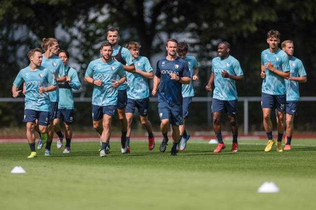 25.06.2025, Trainingsauftakt VfL Bochum 1848, v. l. Felix Passlack (VfL Bochum 1848), Noah Loosli (VfL Bochum 1848), Koji Miyoshi (VfL Bochum 1848), Maximilian Wittek (VfL Bochum 1848), Erhan Masovic (VfL Bochum 1848), Kacper Koscierski (VfL Bochum 1848), Athletiktrainer Björn Kadlubowski (VfL Bochum 1848), Darnell Keumo (VfL Bochum 1848), Cajetan Lenz VfL Bochum 1848), Lars Holtkamp (VfL Bochum 1848) laufen sich warm, Bochum Trainingsgelände VfL Bochum 1848 NRW Deutschland xRHR-FOTO DEx