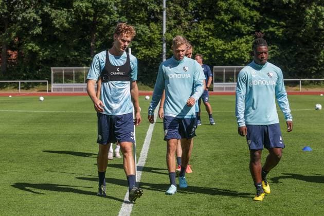 25.06.2025, Trainingsauftakt VfL Bochum 1848, v. l. Mats Pannewig (VfL Bochum 1848), Leandro Morgalla (VfL Bochum 1848), Samuel Bamba (VfL Bochum 1848), Bochum Trainingsgelände VfL Bochum 1848 NRW Deutschland xRHR-FOTO DEx