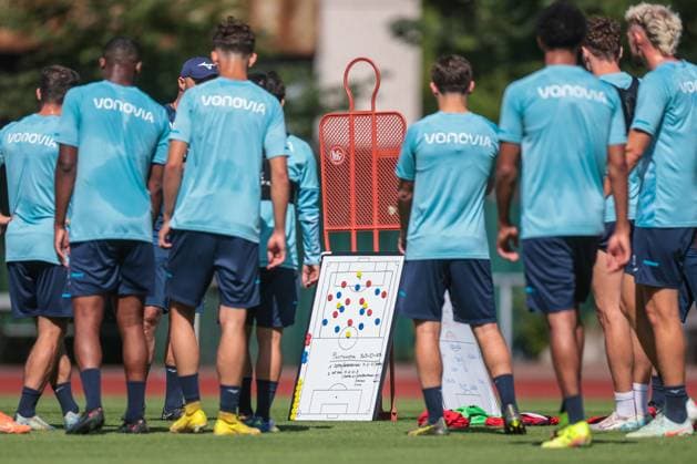 25.06.2025, Trainingsauftakt VfL Bochum 1848, Die Spieler des VfL Bochum stehen um eine Taktiktafel herum, Bochum Trainingsgelände VfL Bochum 1848 NRW Deutschland xRHR-FOTO DEx