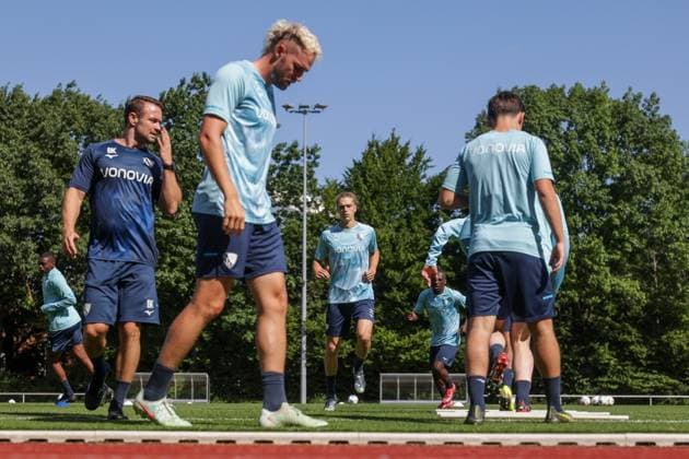 25.06.2025, Trainingsauftakt VfL Bochum 1848, v. l. Athletiktrainer Björn Kadlubowski (VfL Bochum 1848), Philipp Strompf (VfL Bochum 1848), Noah Loosli (VfL Bochum 1848), Bochum Trainingsgelände VfL Bochum 1848 NRW Deutschland xRHR-FOTO DEx