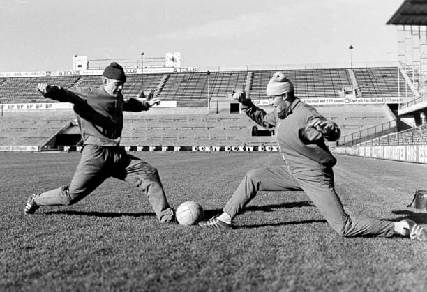 681007 Fotboll, VM-Kval, Sverige - Norge, förhands: Leif Eriksson, till vänster tränar motlägg. *** 681007 Football, World Cup Qualification, Sweden Norway, preview Leif Eriksson, on the left practicing counters  Copyright: BILDBYRAN BB681007BB006