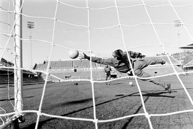 681007 Fotboll, VM-Kval, Sverige - Norge, förhands: Ronnie Hellström drillas av Orvar Bergmark, förbundskapten i Sverige. Copyright: BILDBYRAN BB681007BB019
