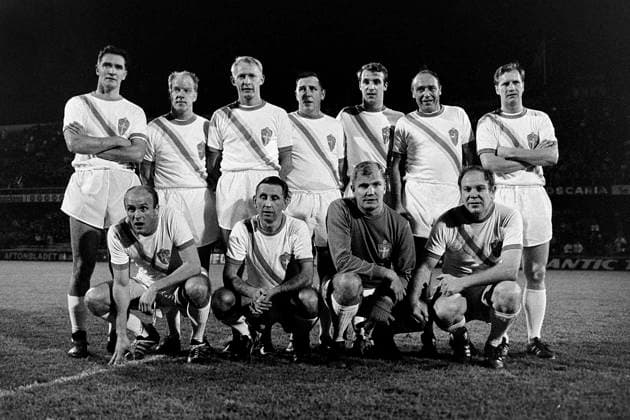 681009 Fotboll, VM-Kval, Sverige - Norge, 5-0: Gamla stjärnor pa plats. Bakre raden fr. v Bengt Gustavsson, Gösta Löfgren, Bengt Berndtsson, Olle Hakansson, Owe Ohlsson, Gunnar Gren och Arne Selmosson. Främre raden fr. v Prawitz Öberg, Reino Börjesson, Tore Svensson och Sigvard Parling. Copyright: BILDBYRAN BB681009BB001
