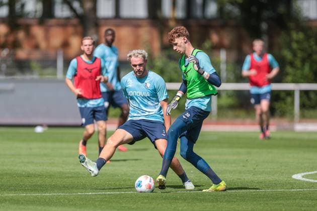 25.06.2025, Trainingsauftakt VfL Bochum 1848, v. l. Philipp Strompf (VfL Bochum 1848), Torwart Hugo Rollere (VfL Bochum 1848), Bochum Trainingsgelände VfL Bochum 1848 NRW Deutschland xRHR-FOTO DEx