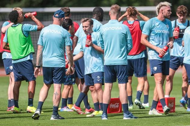 25.06.2025, Trainingsauftakt VfL Bochum 1848, Trinkpause für die Spieler des VfL Bochum, Bochum Trainingsgelände VfL Bochum 1848 NRW Deutschland xRHR-FOTO DEx