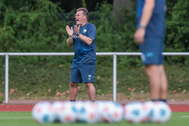 25.06.2025, Trainingsauftakt VfL Bochum 1848, Trainer Dieter Hecking (VfL Bochum 1848) klatscht und gibt Anweisungen, Bochum Trainingsgelände VfL Bochum 1848 NRW Deutschland xRHR-FOTO DEx
