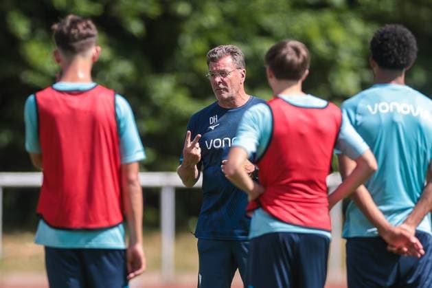 25.06.2025, Trainingsauftakt VfL Bochum 1848, Trainer Dieter Hecking (VfL Bochum 1848) gibt Anweisungen, Bochum Trainingsgelände VfL Bochum 1848 NRW Deutschland xRHR-FOTO DEx