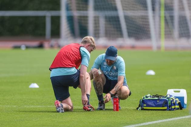 25.06.2025, Trainingsauftakt VfL Bochum 1848, Colin Kleine-Bekel (VfL Bochum 1848) muss kurz von Leitung Physiotherapie und Reha Maik Liesbrock (VfL Bochum 1848) behandelt werden, Bochum Trainingsgelände VfL Bochum 1848 NRW Deutschland xRHR-FOTO DEx