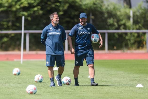 25.06.2025, Trainingsauftakt VfL Bochum 1848, v. l. Leistungsdiagnostiker Rexhep Kushutani (VfL Bochum 1848), Co-Trainer Marc-Andre Kruska (VfL Bochum 1848) lachen, Bochum Trainingsgelände VfL Bochum 1848 NRW Deutschland xRHR-FOTO DEx