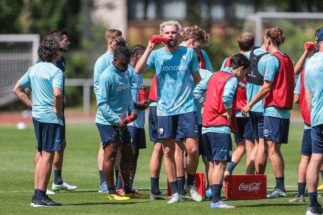 25.06.2025, Trainingsauftakt VfL Bochum 1848, Trinkpause für Philipp Strompf (VfL Bochum 1848) und seine Mitspieler, Bochum Trainingsgelände VfL Bochum 1848 NRW Deutschland xRHR-FOTO DEx