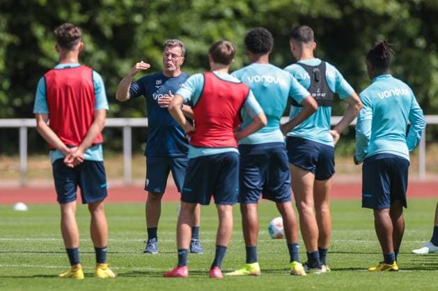 25.06.2025, Trainingsauftakt VfL Bochum 1848, Trainer Dieter Hecking (VfL Bochum 1848) gibt Anweisungen, Bochum Trainingsgelände VfL Bochum 1848 NRW Deutschland xRHR-FOTO DEx