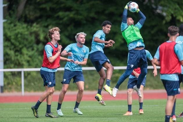25.06.2025, Trainingsauftakt VfL Bochum 1848, v. l. Mats Pannewig (VfL Bochum 1848), Philipp Strompf (VfL Bochum 1848), Francis Onyeka (VfL Bochum 1848), Torwart Niclas Thiede (VfL Bochum 1848), Bochum Trainingsgelände VfL Bochum 1848 NRW Deutschland xRHR-FOTO DEx