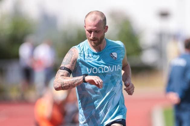 25.06.2025, Trainingsauftakt VfL Bochum 1848, Philipp Hofmann (VfL Bochum 1848) absolviert Lauftraining und schaut auf den Pulsmesser, Bochum Trainingsgelände VfL Bochum 1848 NRW Deutschland xRHR-FOTO DEx