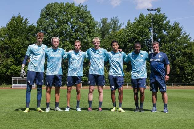 25.06.2025, Trainingsauftakt VfL Bochum 1848, Trainer Dieter Hecking (VfL Bochum 1848) mit den Neuzugängen des VfL Bochum, v. l. Torwart Hugo Rolleke (VfL Bochum 1848), Philipp Strompf (VfL Bochum 1848), Leandro Morgalla (VfL Bochum 1848), Colin Kleine-Bekel (VfL Bochum 1848), Francis Onyeka (VfL Bochum 1848), Mathis Clairicia (VfL Bochum 1848), Bochum Trainingsgelände VfL Bochum 1848 NRW Deutschland xRHR-FOTO DEx