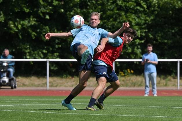 Leandro Morgalla (VfL Bochum), li., gegen Lirim Jashari (VfL Bochum) 25.06.2025, Fussball 2. Bundesliga, Saison 2025 2026, Trainingsauftakt VfL Bochum Bochum Nordrhein Westfalen Deutschland