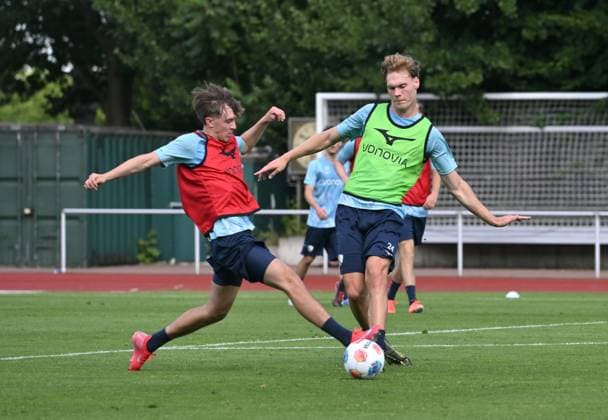 Mats Pannewig (VfL Bochum), re., in Aktion 25.06.2025, Fussball 2. Bundesliga, Saison 2025 2026, Trainingsauftakt VfL Bochum Bochum Nordrhein Westfalen Deutschland