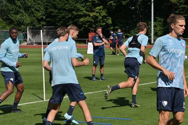 Trainer Dieter Hecking (VfL Bochum) beobachtet seine Spieler 25.06.2025, Fussball 2. Bundesliga, Saison 2025 2026, Trainingsauftakt VfL Bochum Bochum Nordrhein Westfalen Deutschland