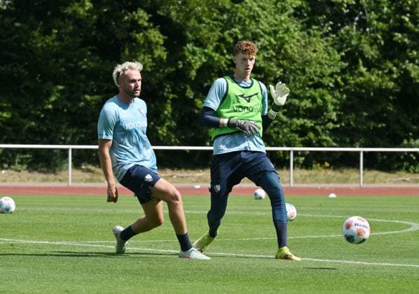 Torwart Hugo Rölleke (VfL Bochum), Philipp Strompf (VfL Bochum), v.re. 25.06.2025, Fussball 2. Bundesliga, Saison 2025 2026, Trainingsauftakt VfL Bochum Bochum Nordrhein Westfalen Deutschland