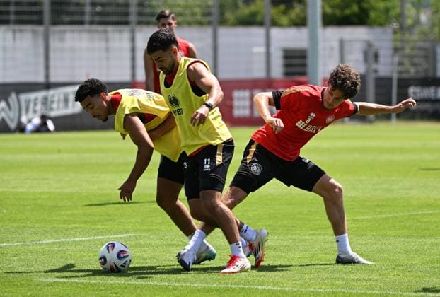 25.06.2025, xjhx, Fussball 3.Liga, SV Wehen Wiesbaden - Trainingsauftakt Saison 2025 26 v.l. Nassim Elouarti El Ouarti (SV Wehen Wiesbaden), Tarik Gözüsirin (SV Wehen Wiesbaden), Donny Bogicevic (SV Wehen Wiesbaden) (DFL DFB REGULATIONS PROHIBIT ANY USE OF PHOTOGRAPHS as IMAGE SEQUENCES and or QUASI-VIDEO) Wiesbaden