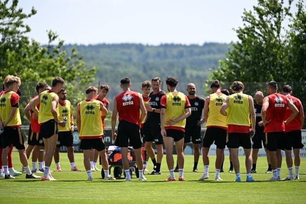 25.06.2025, xjhx, Fussball 3.Liga, SV Wehen Wiesbaden - Trainingsauftakt Saison 2025 26 v.l. Trainer Nils Doering (SV Wehen Wiesbaden) redet mit dem Team, spricht zum Team. (DFL DFB REGULATIONS PROHIBIT ANY USE OF PHOTOGRAPHS as IMAGE SEQUENCES and or QUASI-VIDEO) Wiesbaden