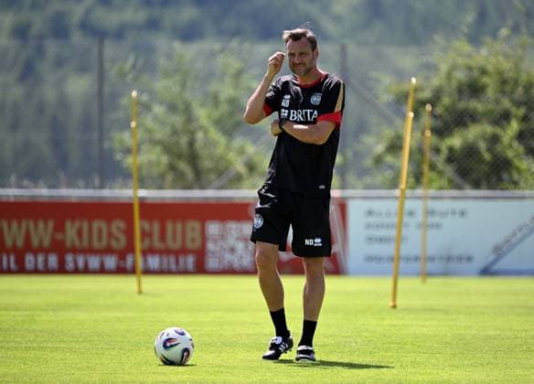 25.06.2025, xjhx, Fussball 3.Liga, SV Wehen Wiesbaden - Trainingsauftakt Saison 2025 26 v.l. Trainer Nils Doering (SV Wehen Wiesbaden) (DFL DFB REGULATIONS PROHIBIT ANY USE OF PHOTOGRAPHS as IMAGE SEQUENCES and or QUASI-VIDEO) Wiesbaden