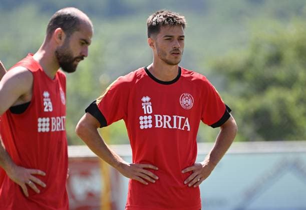 25.06.2025, xjhx, Fussball 3.Liga, SV Wehen Wiesbaden - Trainingsauftakt Saison 2025 26 v.l. Fatih Kaya (SV Wehen Wiesbaden), Robin Kalem (SV Wehen Wiesbaden) (DFL DFB REGULATIONS PROHIBIT ANY USE OF PHOTOGRAPHS as IMAGE SEQUENCES and or QUASI-VIDEO) Wiesbaden