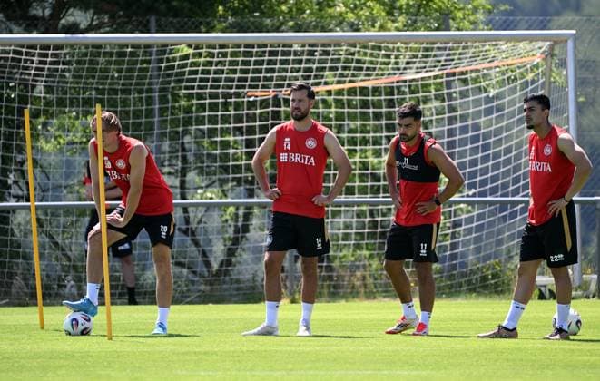 25.06.2025, xjhx, Fussball 3.Liga, SV Wehen Wiesbaden - Trainingsauftakt Saison 2025 26 v.l. Ryan Johansson (SV Wehen Wiesbaden), Orestis Kiomourtzoglou (SV Wehen Wiesbaden), Tarik Gözüsirin (SV Wehen Wiesbaden), Milad Nejad (SV Wehen Wiesbaden) (DFL DFB REGULATIONS PROHIBIT ANY USE OF PHOTOGRAPHS as IMAGE SEQUENCES and or QUASI-VIDEO) Wiesbaden