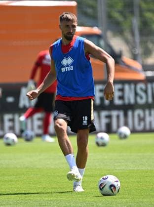 25.06.2025, xjhx, Fussball 3.Liga, SV Wehen Wiesbaden - Trainingsauftakt Saison 2025 26 v.l. Florian Hübner (SV Wehen Wiesbaden) (DFL DFB REGULATIONS PROHIBIT ANY USE OF PHOTOGRAPHS as IMAGE SEQUENCES and or QUASI-VIDEO) Wiesbaden
