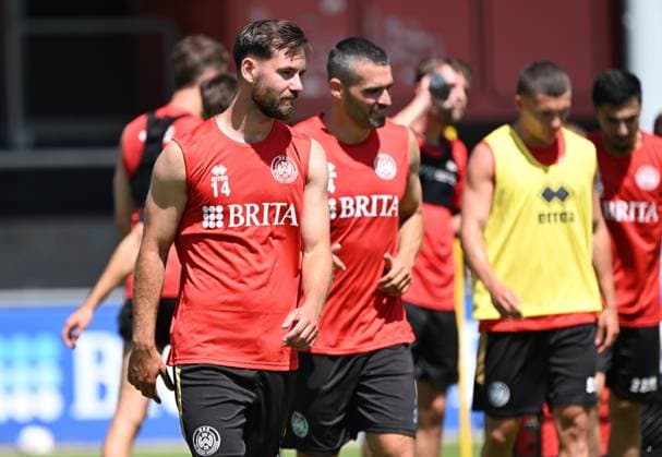 25.06.2025, xjhx, Fussball 3.Liga, SV Wehen Wiesbaden - Trainingsauftakt Saison 2025 26 v.l. Orestis Kiomourtzoglou (SV Wehen Wiesbaden), Sascha Mockenhaupt (SV Wehen Wiesbaden) (DFL DFB REGULATIONS PROHIBIT ANY USE OF PHOTOGRAPHS as IMAGE SEQUENCES and or QUASI-VIDEO) Wiesbaden