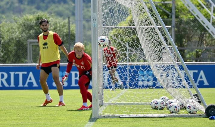 25.06.2025, xjhx, Fussball 3.Liga, SV Wehen Wiesbaden - Trainingsauftakt Saison 2025 26 v.l. Nikolas Agrafiotis (SV Wehen Wiesbaden), Finn Ludwig (SV Wehen Wiesbaden) (DFL DFB REGULATIONS PROHIBIT ANY USE OF PHOTOGRAPHS as IMAGE SEQUENCES and or QUASI-VIDEO) Wiesbaden