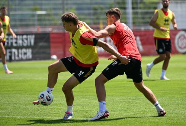 25.06.2025, xjhx, Fussball 3.Liga, SV Wehen Wiesbaden - Trainingsauftakt Saison 2025 26 v.l. Jan Matthias Becker (SV Wehen Wiesbaden), Justin Janitzek (SV Wehen Wiesbaden) (DFL DFB REGULATIONS PROHIBIT ANY USE OF PHOTOGRAPHS as IMAGE SEQUENCES and or QUASI-VIDEO) Wiesbaden