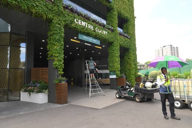 Wimbledon Tennis Championships - Practice Day LONDON, UNITED KINGDOM - JUNE 25: Maintenance staff work at the The All England, All England Lawn Tennis and Croquet Club ahead of the Wimbledon tennis championships in London, United Kingdom on June 25, 2025. Ray Tang Anadolu London United Kingdom. Editorial use only. Please get in touch for any other usage.  Copyright: x2025xAnadoluxRayxTangx